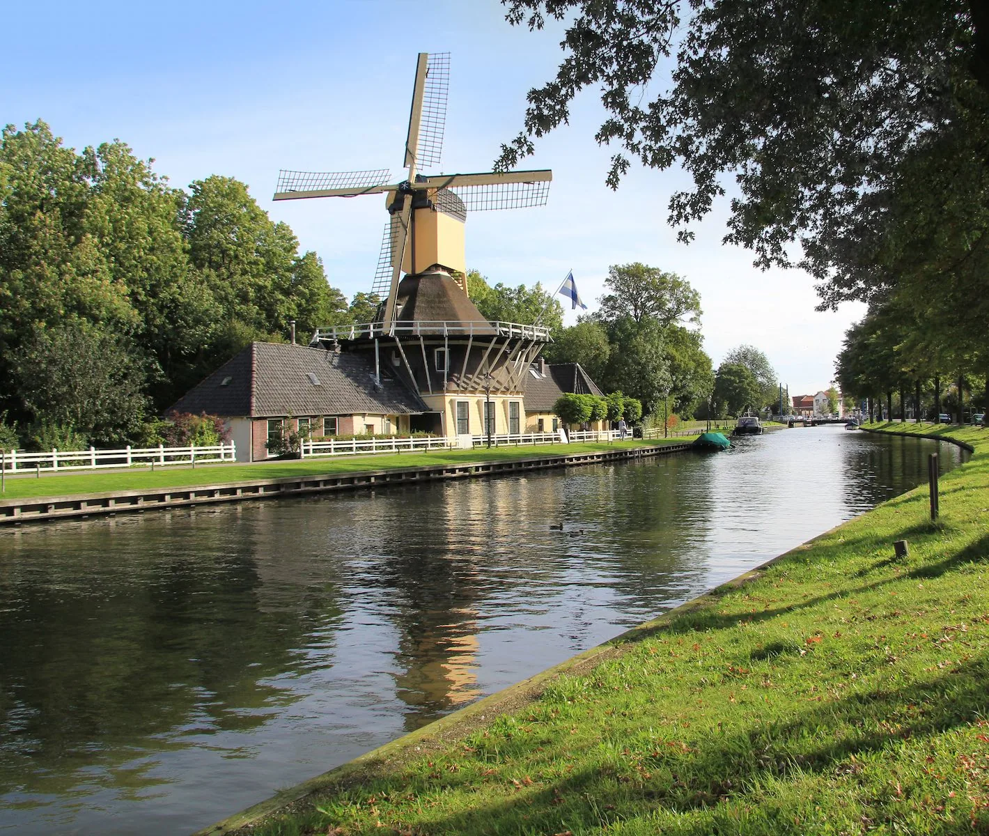 Uitzicht op het Buitenveer in Weesp met water en molen